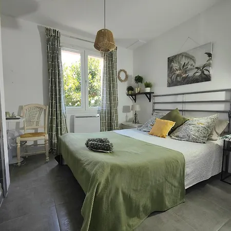 Homestay Pkg Securise Chambre Avec Salle D'eau Privee, Cafe Ou The, Tv Micro-ondes Jardin Et Table Sous Tilleul En Partage *
