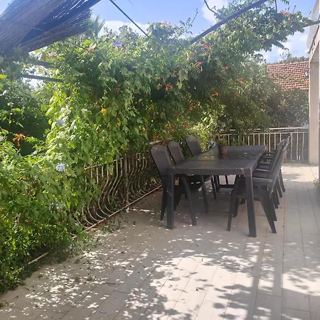 Pkg Securise Chambre Avec Salle D'eau Privee, Cafe Ou The, Tv Micro-ondes Jardin Et Table Sous Tilleul En Partage * Six-Fours-les-Plages