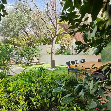 Pkg Securise Chambre Avec Salle D'eau Privee, Cafe Ou The, Tv Micro-ondes Jardin Et Table Sous Tilleul En Partage * Six-Fours-les-Plages