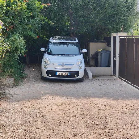 Kwatera prywatna Pkg Securise Chambre Avec Salle D'eau Privee, Cafe Ou The, Tv Micro-ondes Jardin Et Table Sous Tilleul En Partage *