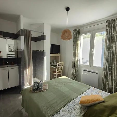 Pkg Securise Chambre Avec Salle D'eau Privee, Cafe Ou The, Tv Micro-ondes Jardin Et Table Sous Tilleul En Partage Kwatera prywatna *